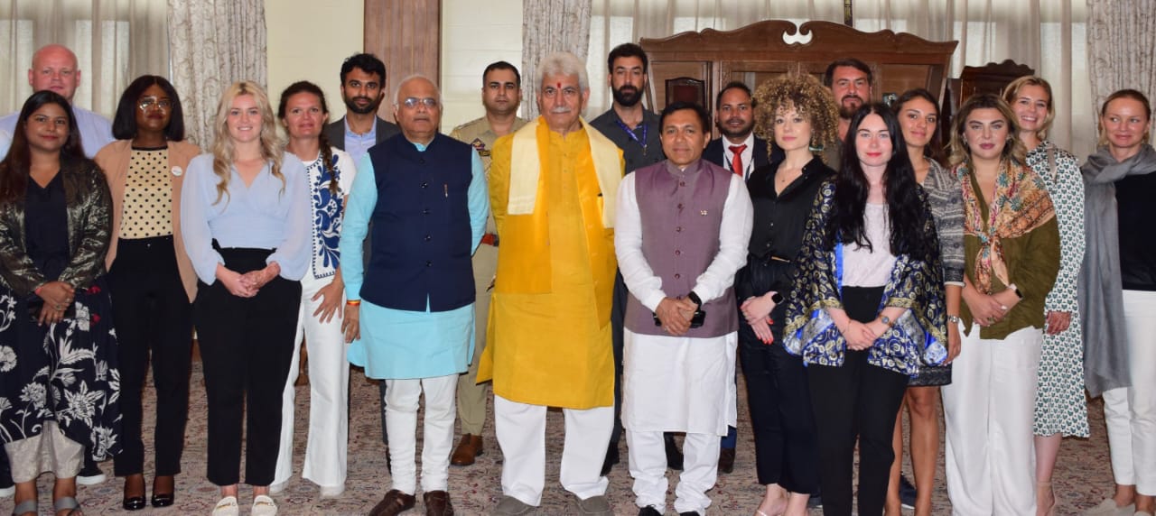 आईसीसीआर के अध्यक्ष डॉ.विनय सहस्रबुद्धे ने9देशों के19प्रतिनिधियों के साथ,जो आईसीसीआर के जेननेक्स्टडेमोक्रेसी नेटवर्क प्रोग्राम के11वें बैच के तहत भारत का दौरा कर रहे हैं,जम्मू-कश्मीर के माननीय उपराज्यपाल श्री मनोज सिन्हा से राजभवन,श्रीनगर में मुलाकात की।