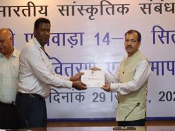 श्री कुमार तुहिन, महानिदेशक 29 सितंबर 2022 को हिंदी पखवाड़े के दौरान आयोजित प्रतियोगिताओं के सफल प्रतिभागियों को प्रमाण पत्र प्रदान करते हुए । 