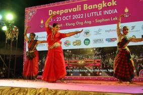 सुश्री बिटुल सरमा, एसवीसीसी स्वयंसेवक (भरतनाट्यम), और एसवीसीसी छात्रों, सुश्री माहिका और सुश्री प्रिशा द्वारा भरतनाट्यम नृत्य, 22 अक्टूबर, 2022 को बैंकॉक के फहुरत में दीपावली समारोह के दौरान।