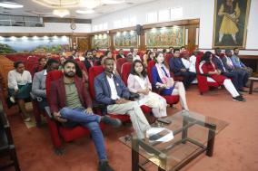 8 लोकतांत्रिक देशों के युवा प्रतिनिधियों ने असम के राज्यपाल श्री से बैठक की। गुलाब कटरिया जी आज गुवाहाटी में! रिकॉर्ड गवर्नर के साथ बातचीत के दौरान प्रतिनिधियों ने भारत में अपने सबक को साझा किया।
