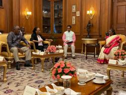 On a special invitation,Ms. @CJMarthaKoome ,Chief Justice of Kenya, who is visiting 🇮🇳 under the Distinguished Visitors Programme of ICCR called on Hon'ble President of India, Smt.Droupadi Murmu ji  @rashtrapatibhvn  !  DDG,ICCR,Shri Rajeev Kumar was also present during the  meeting!