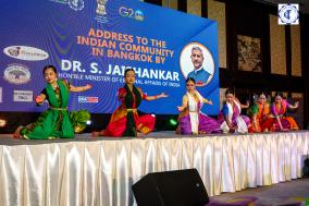 होटल शांगरी में भारत के माननीय विदेश मंत्री डॉ. एस. जयशंकर द्वारा बैंकॉक में भारतीय समुदाय को संबोधित एक कार्यक्रम के दौरान स्वामी विवेकानन्द सांस्कृतिक केंद्र, भारतीय दूतावास, बैंकॉक द्वारा आयोजित सांस्कृतिक प्रदर्शन की एक झलक। -ला, बैंकॉक, 15 जुलाई, 2023 को।