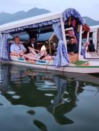जेन नेक्स्ट डेमोक्रेसी नेटवर्क प्रोग्राम के 11वें बैच के हिस्से के रूप में वर्तमान में #भारत का दौरा कर रहे 9 लोकतंत्रों के 19 प्रतिनिधियों ने शानदार झील का दौरा किया, जहां वे जम्मू-कश्मीर की प्रसिद्ध और आकर्षक नौकाओं-शिकारा में सवार हुए।