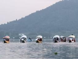 जेन नेक्स्ट डेमोक्रेसी नेटवर्क प्रोग्राम के 11वें बैच के हिस्से के रूप में वर्तमान में #भारत का दौरा कर रहे 9 लोकतंत्रों के 19 प्रतिनिधियों ने शानदार झील का दौरा किया, जहां वे जम्मू-कश्मीर की प्रसिद्ध और आकर्षक नौकाओं-शिकारा में सवार हुए।