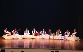 4 दिसंबर 2019 को कमानी ऑडिटोरियम, नई दिल्ली में अंतर्राष्ट्रीय लोक नृत्य और संगीत समारोह के दौरान अफगानिस्तान के चिश्ती संगीत कला समूह द्वारा एक प्रदर्शन