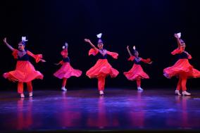 4 दिसंबर 2019 को कमानी ऑडिटोरियम, नई दिल्ली में अंतर्राष्ट्रीय लोक नृत्य और संगीत समारोह के दौरान किर्गिस्तान के एक सांस्कृतिक समूह द्वारा एक प्रदर्शन