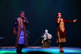 कमानी ऑडिटोरियम, नई दिल्ली में अंतर्राष्ट्रीय लोक नृत्य और संगीत समारोह के दौरान 2 दिसंबर 2019 को ताजिकिस्तान के नृत्य और संगीत समूह द्वारा एक प्रदर्शन