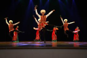 4 दिसंबर 2019 को कमानी ऑडिटोरियम, नई दिल्ली में अंतर्राष्ट्रीय लोक नृत्य और संगीत समारोह के दौरान तुर्कमेनिस्तान के लाचिन नृत्य समूह द्वारा एक प्रदर्शन