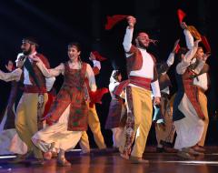 3 दिसंबर 2019 को कमानी ऑडिटोरियम, नई दिल्ली में अंतर्राष्ट्रीय लोक नृत्य और संगीत समारोह के दौरान आर्मेनिया के रुदिक हरॉयन के बाद मौंग एन्सेम्बल द्वारा एक प्रदर्शन