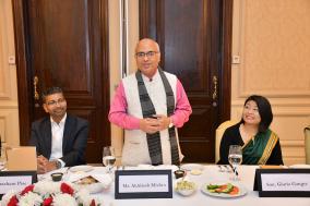 श्री अखिलेश मिश्रा, महानिदेशक, आईसीसीआर, सुश्री मैरिसोल शुल्ज मनौस, महानिदेशक, अंतर्राष्ट्रीय पुस्तक मेला, ग्वाडलजारा, मैक्सिको के सम्मान में नई दिल्ली में रात्रिभोज के दौरान भाषण देते हुए