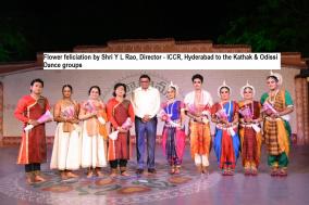 कथक और ओडिसी नृत्य समूहों को श्री वाई एल राव, निदेशक - आईसीसीआर हैदराबाद द्वारा पुष्पांजलि