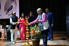 श्री अखिलेश मिश्रा (निदेशक, आईसीसीआर), डॉ एल सुब्रमण्यम, सुश्री कविता कृष्णमूर्ति और कैस्टिले की निदेशक और लियोन सिम्फनी ऑर्केस्ट्रा द्वारा 4 जनवरी 2020 को सिरी फोर्ट ऑडिटोरियम- I, नई दिल्ली में कॉन्सर्ट का उद्घाटन