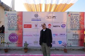 क्लॉस लारेस, विशिष्ट प्रोफेसर, उत्तरी कैरोलिना विश्वविद्यालय, चैपल हिल, यूएसए ने उदयपुर, राजस्थान में उदयपुर विश्व संगीत समारोह में भाग लिया