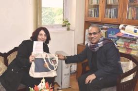 सुश्री मैरिसोल शुल्त्स मनौस, महानिदेशक, ग्वाडलजारा अंतर्राष्ट्रीय पुस्तक मेला, मेक्सिको ने नई दिल्ली में साहित्य अकादमी के सचिव डॉ के श्रीनिवासराव से मुलाकात की