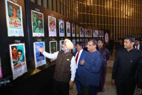 भारत और श्रीलंका @ 70 - मुख्य अतिथि माननीय कारू जयसूर्या, संसद अध्यक्ष, माननीय विजेदासा राजपक्षे, सांस्कृतिक मामलों के मंत्री, महामहिम श्री तरणजीत सिंह संधू, भारत के उच्चायुक्त के साथ प्रदर्शनी को देखते हुए "100 साल