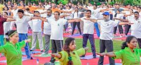 अंतर्राष्ट्रीय योग दिवस 2017- महामहिम मैत्रीपाला सिरिसेना, श्रीलंका के राष्ट्रपति, महामहिम श्री तरणजीत सिंह संधू, भारत के उच्चायुक्त, माननीय मनो गणेशन- योग का अभ्यास करने वाले मंत्री