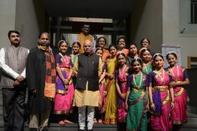 अध्यक्ष, आईसीसीआर उस नृत्य समूह के साथ है जिसने नेताजी सुभाष चंद्र बोस की 125वीं जयंती के संबंध में आईसीसीआर में एक कार्यक्रम किया।