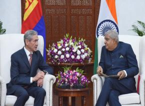मंगोलिया के पूर्व राष्ट्रपति एच.ई. आईसीसीआर के विशिष्ट आगंतुक कार्यक्रम के तहत दौरे पर आए श्री एनखबयार नामबार ने भारत के माननीय उपराष्ट्रपति श्री से मुलाकात की। उप-राष्ट्रपति निवास पर जगदीप धनखड़ जी, महानिदेशक, आईसीसीआर, श्री। कुमार तुहिन और डीडीजी, आईसीसीआर, श्री राजीव कुमार भी बैठक में शामिल हुए।